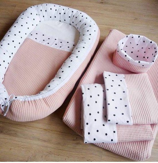 Product: Baby uitzet roze stippen- wiegdeken - ledikantdeken - aankleedkussenhoes - babysnestje - commodemandje, van het merk Hails