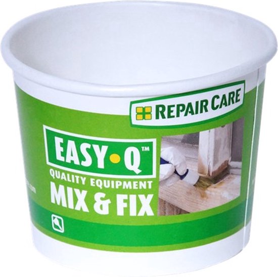 Witte mengbeker met groene opdruk 'EASY-Q QUALITY EQUIPMENT MIX & FIX REPAIR CARE'.