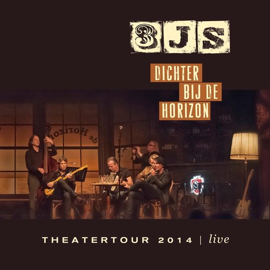 Band 3JS live op het podium tijdens hun theatertour 2014 'Dichter Bij De Horizon'.