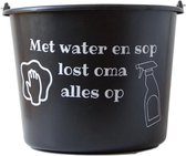 Cadeau emmer – 12 liter – zwart – met tekst: Met water en sop lost oma alles op