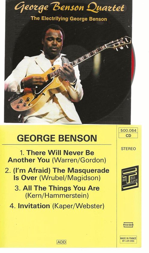 George Benson speelt gitaar op het album 'George Benson Quartet'. Hij draagt een wit pak.