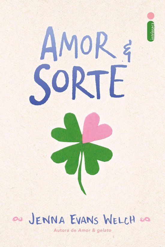 Boekomslag met "Amor & Sorte" in blauwe letters, met een klavertje vier, deels groen, deels roze. "Jenna Evans Welch" staat onderaan.