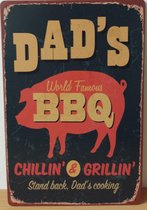 Dad,s BBQ chillin grilling Reclamebord van metaal METALEN-WANDBORD - MUURPLAAT - VINTAGE - RETRO - HORECA- BORD-WANDDECORATIE -TEKSTBORD - DECORATIEBORD - RECLAMEPLAAT - WANDPLAAT