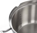 Binnenzijde van een roestvrijstalen kookpan met maatstreepjes voor 1, 2 en 3 liter.