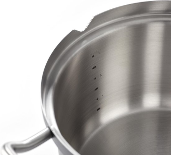 Binnenzijde van een roestvrijstalen kookpan met maatstreepjes voor 1, 2 en 3 liter.