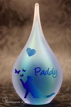 Urn van glas met uw gewenste naam en poes met vlinders middels zandstraling- Blauw en Groen 50ml inhoud-Druppel mini urn deelbestemming voor crematie as-urn poes-urn kat-urn dier-G