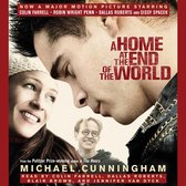 Filmcover voor "A Home at the End of the World", met close-ups van twee hoofdrolspelers en een kleinere man erachter. Inclusief titel en castinformatie.