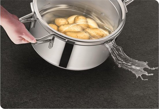 Roestvrijstalen kookpan met glazen deksel, waaruit water wordt afgegoten. Een hand wordt gebruikt om de pan vast te houden.