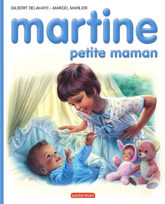 Livre 'Martine petite maman' avec illustration de Martine regardant un bébé dans un lit. Une poupée rose avec des oreilles et un ours en peluche sont à côté.