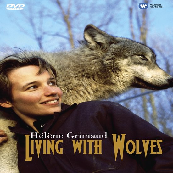 Jonge vrouw met een wolf op haar schouder, Hélène Grimaud