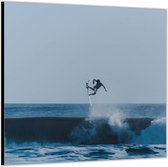 Dibond –Surfers in Zee met hoge Golven– 80x80 Foto op Aluminium (Met ophang)