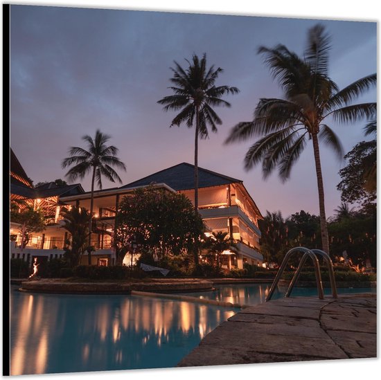 Dibond –Villa met Zwembad en Palmbomen-50x50 Foto op Aluminium (met ophang)