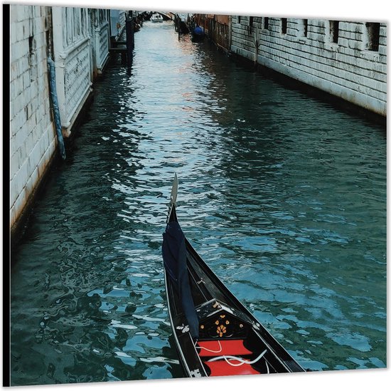 Dibond –Varend Bootje door de Wateren van Venetië– 50x50 Foto op Aluminium (Met ophang)