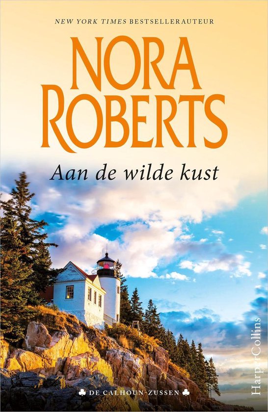 Een vuurtoren op een rotsachtige kust met bomen, onder een dramatische, wolkenrijke lucht.