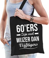 60ers zijn veel wijzer dan vijftigers cadeau tas zwart voor dames cadeau / verjaardag katoenen tas zwart voor dames - 60 jaar - kado tas / tasje / shopper