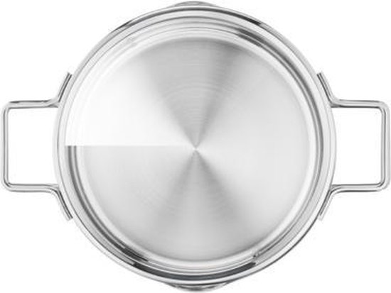 Bovenaanzicht van een roestvrijstalen kookpan met glazen deksel en twee handvatten. Zilverkleurig.