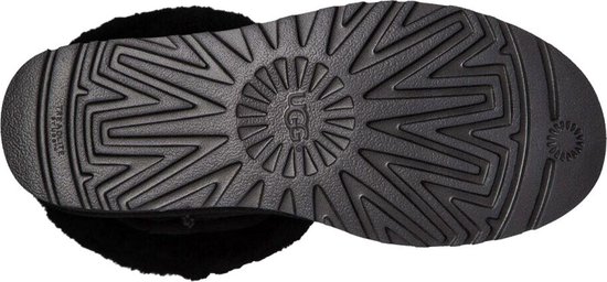 Onderkant van een zwarte UGG Classic Short II laars met profielzool en UGG-logo.