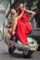 JJ-Art (Aluminium) | Man en vrouw in rode jurk op klassieke vintage Vespa scooter | motor, vintage poster look, Fine Art, Italië | Foto-Schilderij print op Dibond / Aluminium (metaal wanddeco