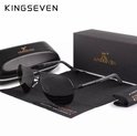 Zwarte Kingseven zonnebril gepresenteerd met verpakkingsaccessoires: zwarte doos, lederen etui en brillendoek.