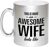 This is what an awesome wife looks like cadeau mok / beker - 330 ml - zilverkleurig - verjaardag / Moederdag - kado mok / beker