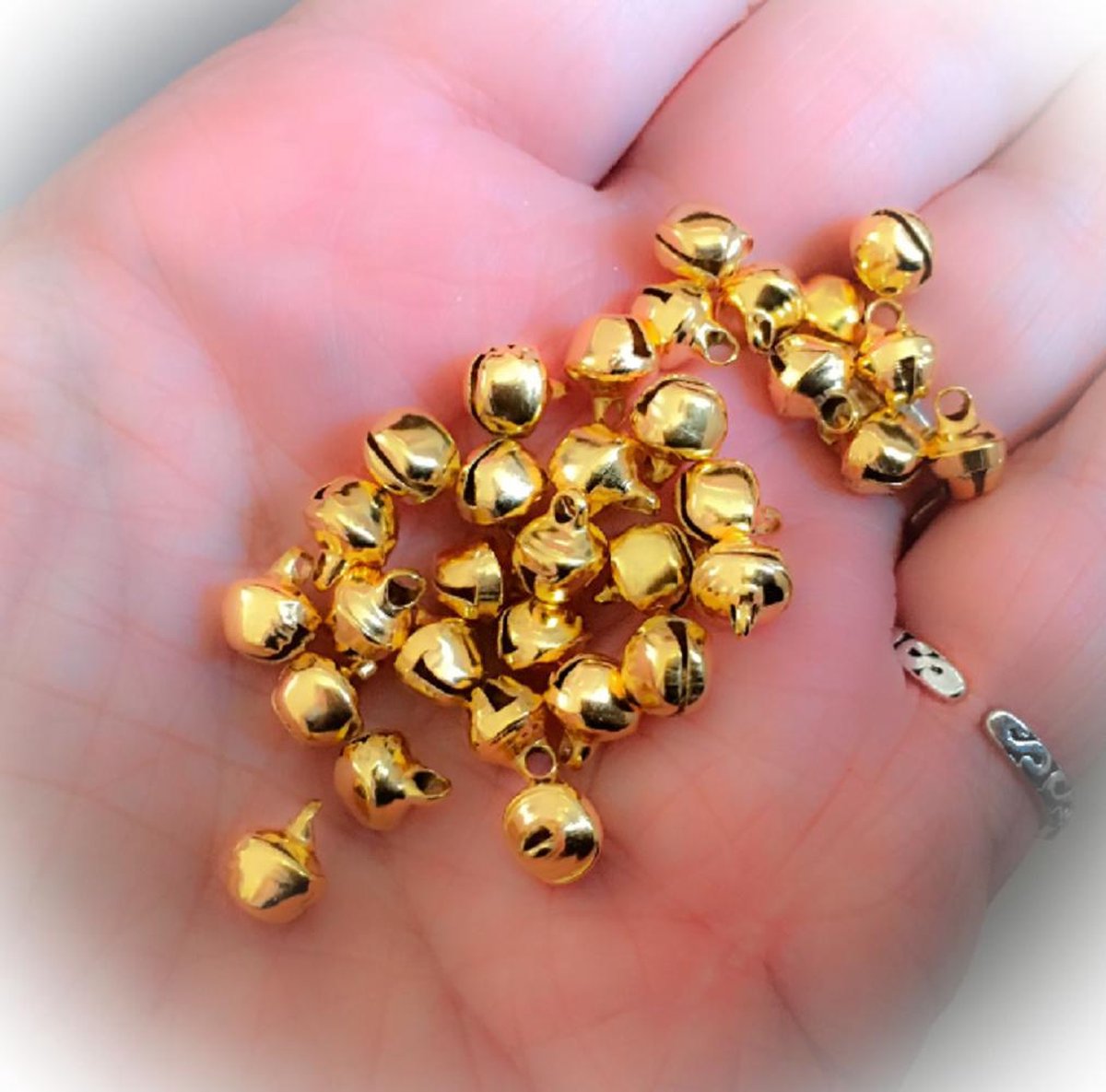 50 Stuks Kleine Metalen Bel Kleurrijke Verf Kerst Jingle Bells Sleutel Hanger Partij DIY Kralen(geel zilver