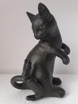 Katten beelden   / zwart /   kat met een muis op zijn staart 21x16x13 cm