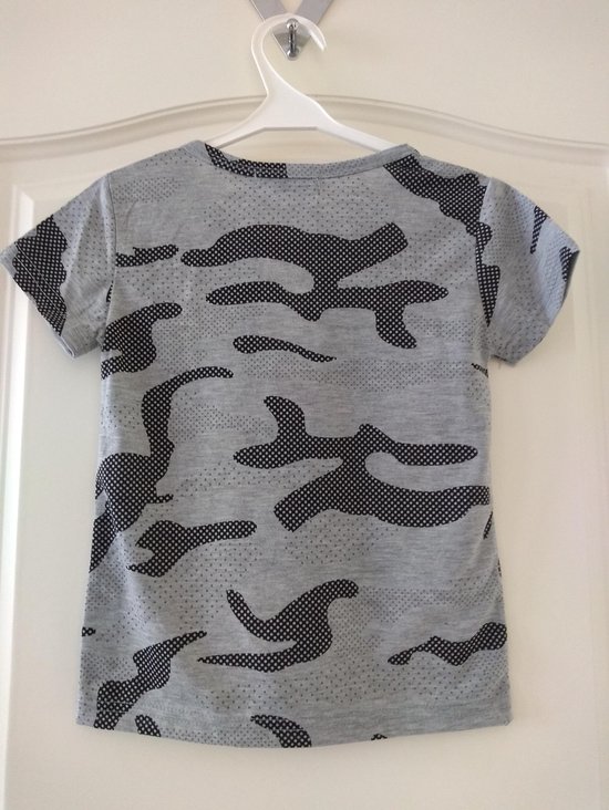 Achterkant grijs T-shirt met legerprint van zwarte en grijze stippen.