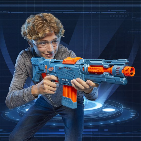Jongen met veiligheidsbril, houdt een blauwe NERF Elite 2.0 Echo CS-10 blaster vast.