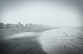 Tuinposter - Zee - Strand in wit / grijs / zwart - 160 x 240 cm.