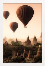 JUNIQE - Poster in houten lijst Hot Air Balloons in Bagan -20x30