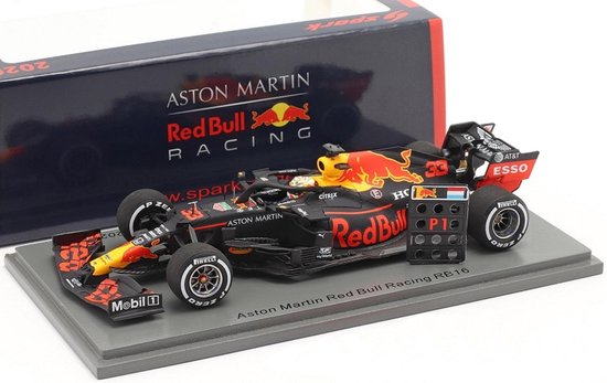 Aston Martin Red Bull Racing RB16 modelauto met nummer 33 en logo's, naast een doos.