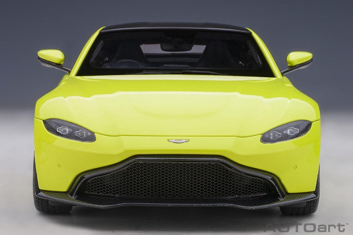 De 1:18 Diecast Modelcar van de Aston Martin Vantage van 2019 in Lime Essence en Carbon Black Roof. De fabrikant van het schaalmodel is Autoart. Dit model is alleen online verkrijgbaar