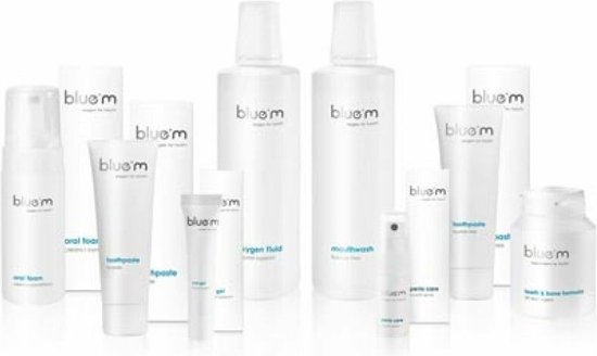 Collectie witte flacons en tubes van 'blue m' mondverzorgingsproducten.