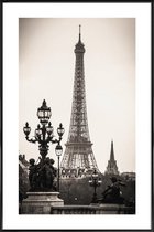 JUNIQE - Poster met kunststof lijst Eiffel Tower -13x18 /Grijs & Wit