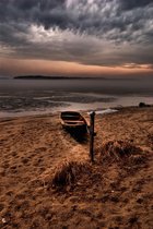 Tuinposter - Zee / Water - Strand in oranje / geel / blauw / beige / wit / zwart - 60 x 90 cm.