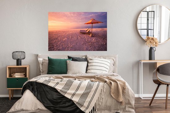 Coucher de soleil sur deux transats sur la plage Poster papier 120x80 cm - Tirage photo sur Poster (décoration murale salon / chambre) / Mer et plage
