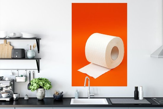 Een poster met een wc-rol op een helder oranje achtergrond.