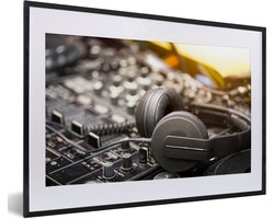 Fotolijst incl. Poster - Grijze koptelefoon op een mengpaneel - 60x40 cm - Posterlijst