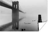 Poster Mist bedekt de Brooklyn Brug in New York in zwart-wit - 180x120 cm XXL