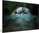 Fotolijst incl. Poster - Een waterval in het Nationaal park Erawan in Thailand - 60x40 cm - Posterlijst