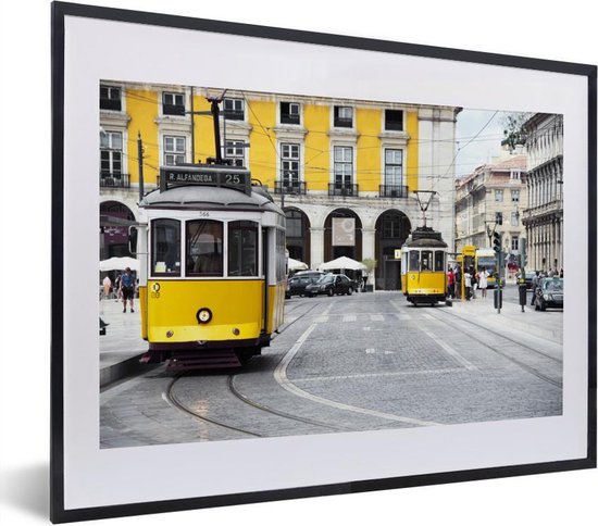 Fotolijst incl. Poster - De twee gele trams in hartje centrum van Lissabon - 40x30 cm - Posterlijst