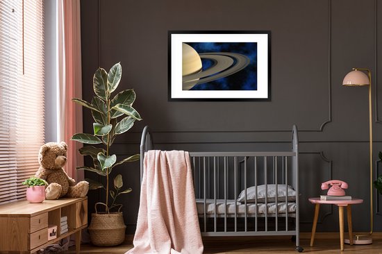 Photo encadrée - Cadre photo Saturne contre un ciel bleu foncé 90x60 cm - Affiche encadrée (Décoration murale salon / chambre)