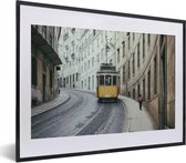 Fotolijst incl. Poster - De gele tram rijdt omhoog in de steile straten van Lissabon - 40x30 cm - Posterlijst