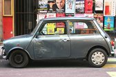 Tuinposter - Auto - Oldtimer Mini Cooper in Rood / zwart / wit / grijs  - 80 x 120 cm.