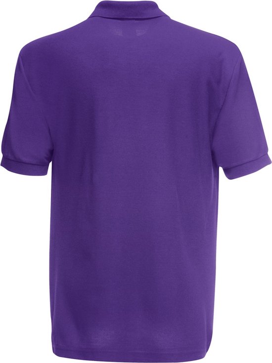 Achterkant van een paars Fruit of the Loom poloshirt met korte mouwen.