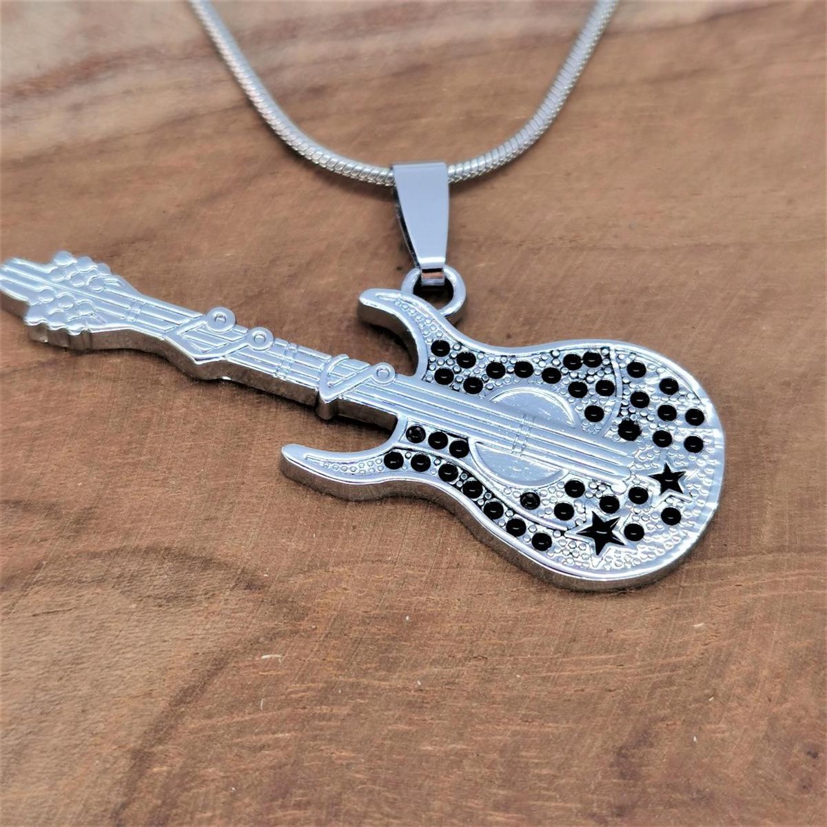 Edelstaal hanger, gitaar met muzieknoten op de hals..