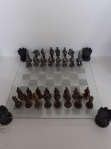 Ridder beeld van MystiCalls  schaakspel met ridders op glazen bord 13x42x42 cm