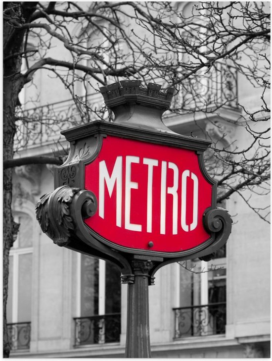 Poster – Rood Metro Bord in Zwart/Witte Stad - 30x40cm Foto op Posterpapier