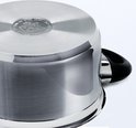 Onderkant van een zilverkleurige kookpan met merklogo.