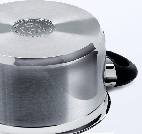 Onderkant van een zilverkleurige kookpan met merklogo.
